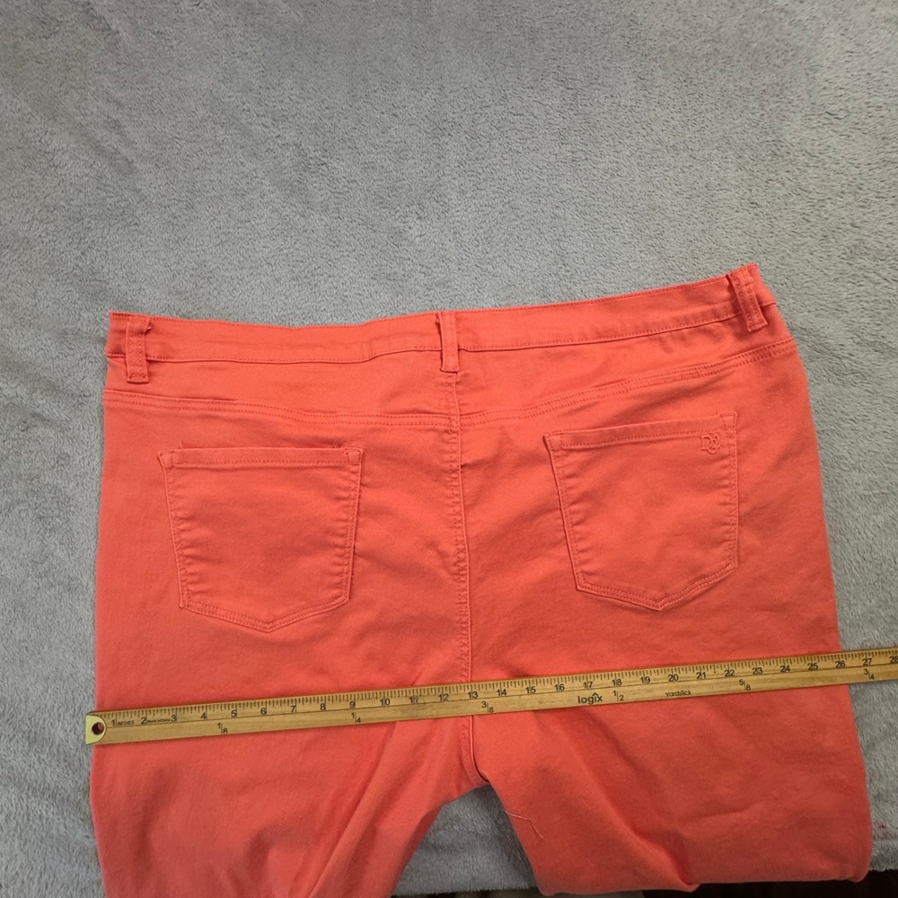 D2 Diane Gilman Embroidered Floral Capri Jeans Coral Size 24W Great Condition - Picture 9 of 10